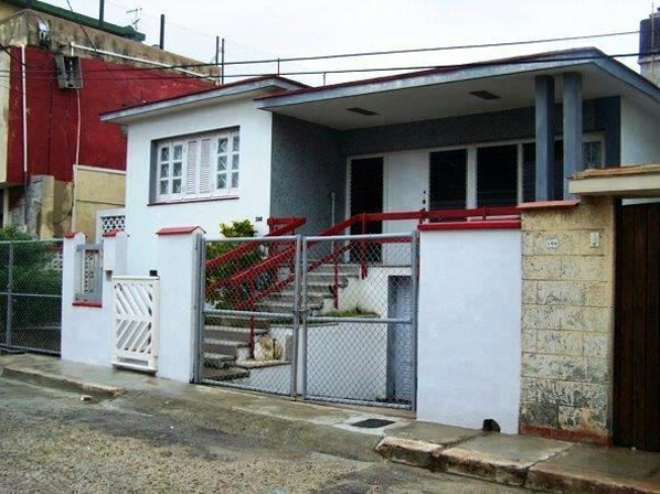 Vista del frente de la casa. Alquiler, renta, hospedaje de Casa en el reparto Náutico de La Habana y cerca de la Zona Especial de Mariel. Es un sitio ideal para quienes laboran en Cuba, sea en La Habana, en la Zona Especial de Mariel ubicada a unos 35 Km. o sus cercanías.