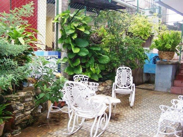 La terraza. Vista del frente de la casa. Alquiler, renta, hospedaje de Casa en el reparto Náutico de La Habana y cerca de la Zona Especial de Mariel. Es un sitio ideal para quienes laboran en Cuba, sea en La Habana, en la Zona Especial de Mariel o sus cercanías.