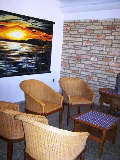 La sala. Alquiler, renta, hospedaje de Casa en el reparto Náutico de La Habana y cerca de la Zona Especial de Mariel. Es un sitio ideal para quienes laboran en Cuba, sea en La Habana, en la Zona Especial de Mariel ubicada a unos 35 Km. o sus cercanías.