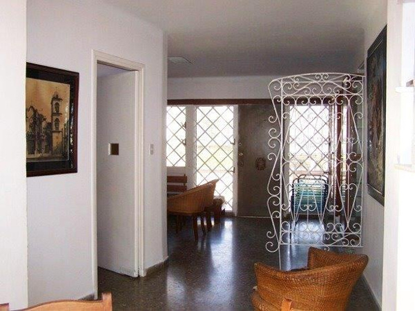 El hall. Vista del frente de la casa. Alquiler, renta, hospedaje de Casa en el reparto Náutico de La Habana y cerca de la Zona Especial de Mariel. Es un sitio ideal para quienes laboran en Cuba, sea en La Habana, en la Zona Especial de Mariel o sus cercanías.