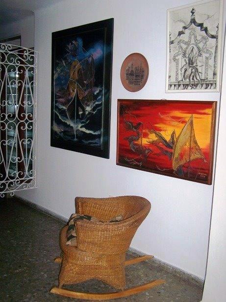 El hall. Vista del frente de la casa. Alquiler, renta, hospedaje de Casa en el reparto Náutico de La Habana y cerca de la Zona Especial de Mariel. Es un sitio ideal para quienes laboran en Cuba, sea en La Habana, en la Zona Especial de Mariel o sus cercanías.