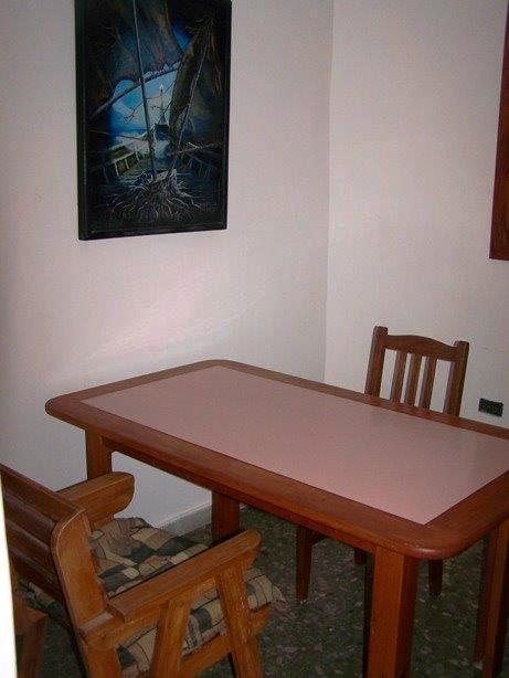 La saleta. Vista del frente de la casa. Alquiler, renta, hospedaje de Casa en el reparto Náutico de La Habana y cerca de la Zona Especial de Mariel. Es un sitio ideal para quienes laboran en Cuba, sea en La Habana, en la Zona Especial de Mariel o sus cercanías.