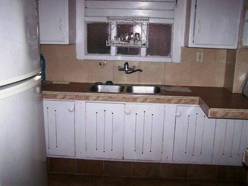 La cocina. Vista del frente de la casa. Alquiler, renta, hospedaje de Casa en el reparto Náutico de La Habana y cerca de la Zona Especial de Mariel. Es un sitio ideal para quienes laboran en Cuba, sea en La Habana, en la Zona Especial de Mariel o sus cercanías.