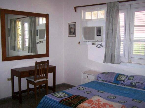 La segunda habitación. Vista del frente de la casa. Alquiler, renta, hospedaje de Casa en el reparto Náutico de La Habana y cerca de la Zona Especial de Mariel. Es un sitio ideal para quienes laboran en Cuba, sea en La Habana, en la Zona Especial de Mariel o sus cercanías.